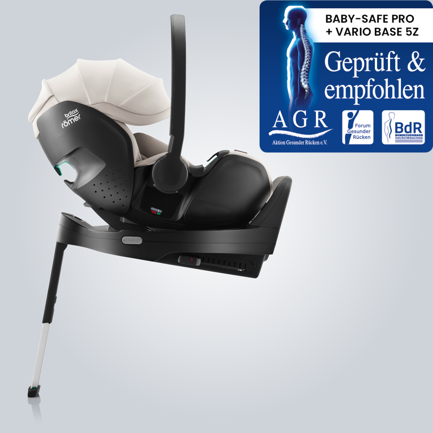 BABY-SAFE PRO Babyschale in Soft Taupe, montiert auf einer ISOFIX-Basis mit St&uuml;tzfu&szlig;, in Seitenansicht dargestellt mit dem &bdquo;Gepr&uuml;ft & Empfohlen&ldquo;-Siegel der Aktion Gesunder R&uuml;cken e.V.