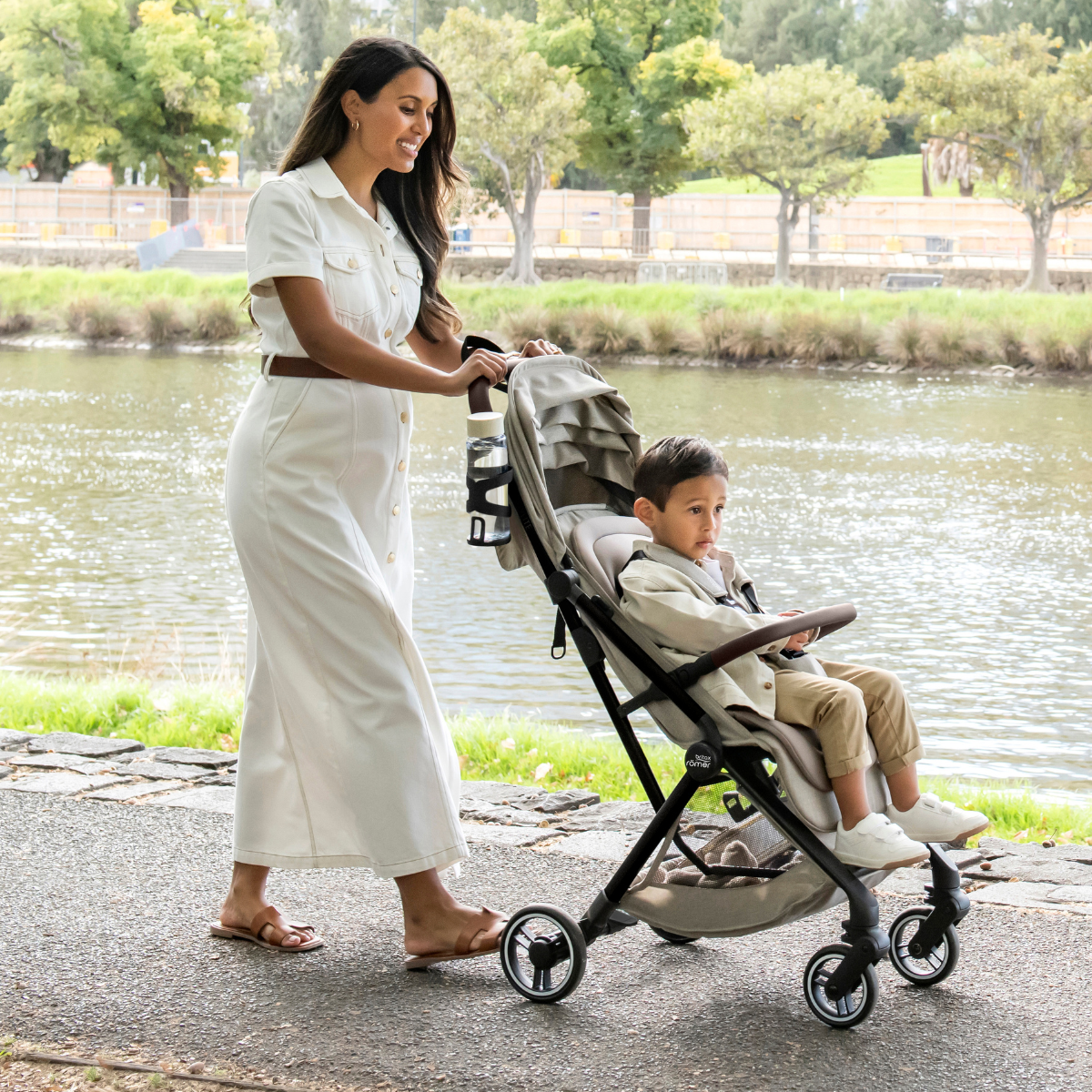 Britax Römer FLYLITE leichter Reisebuggy für komfortable Familienspaziergänge am Fluss