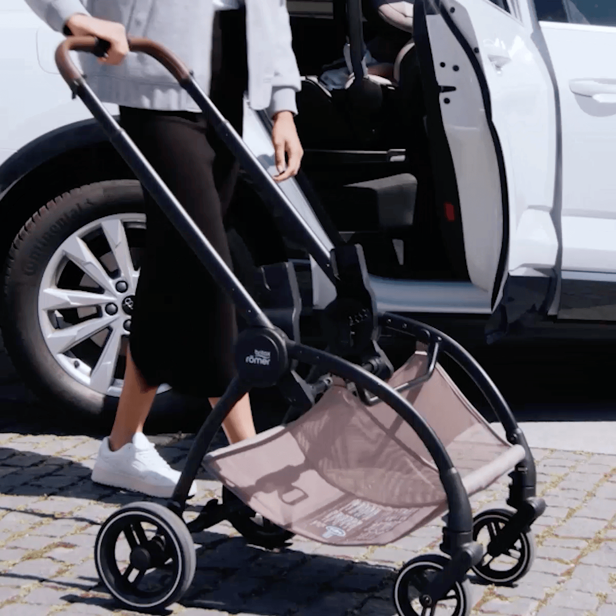 Britax Römer RIO kompakter Kinderwagen mit Teleskopschieber, eingestellt auf unterschiedliche Körpergrößen der Eltern