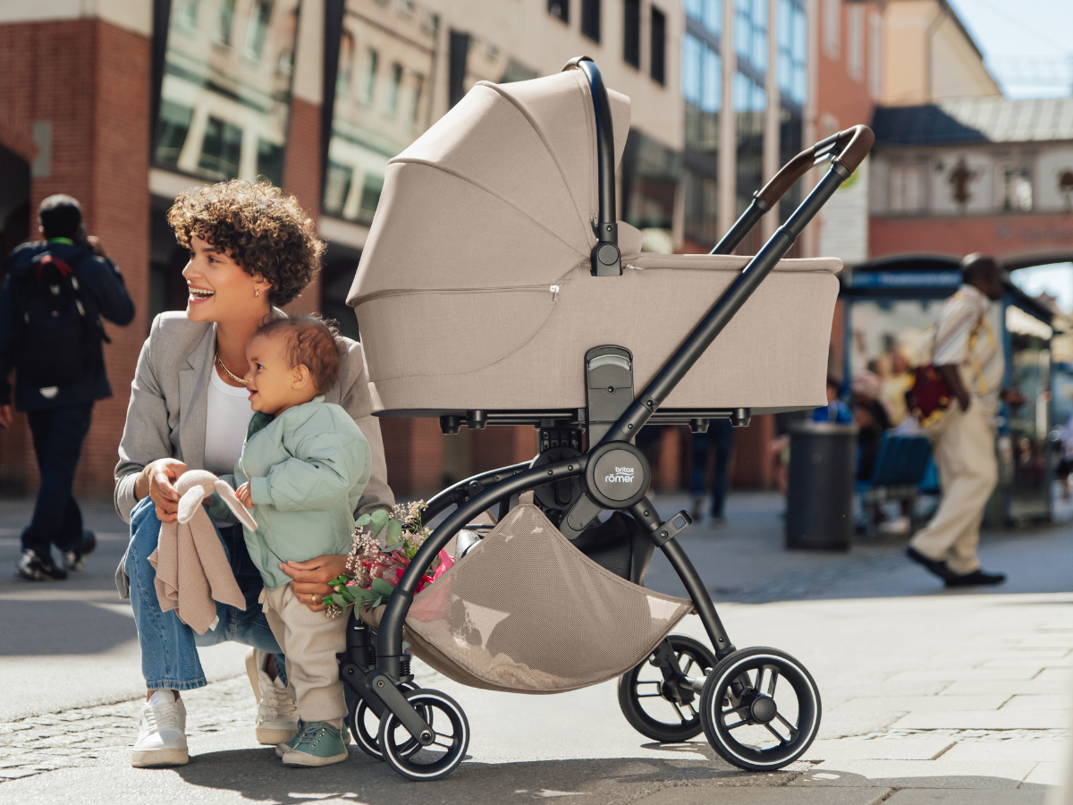 Britax Römer RIO kompakter Travel-System-Kinderwagen mit Babywanne in urbaner Umgebung