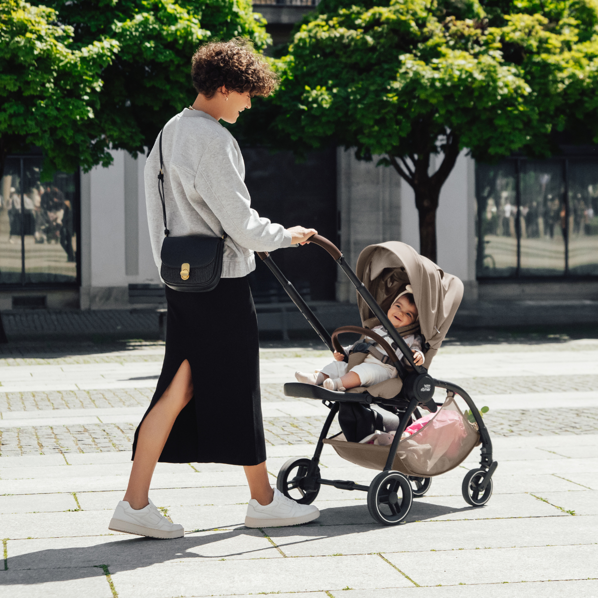 Britax Römer RIO Kinderwagen mit umkehrbarer Sitzeinheit beim Wechsel zwischen Eltern- und Fahrtrichtung