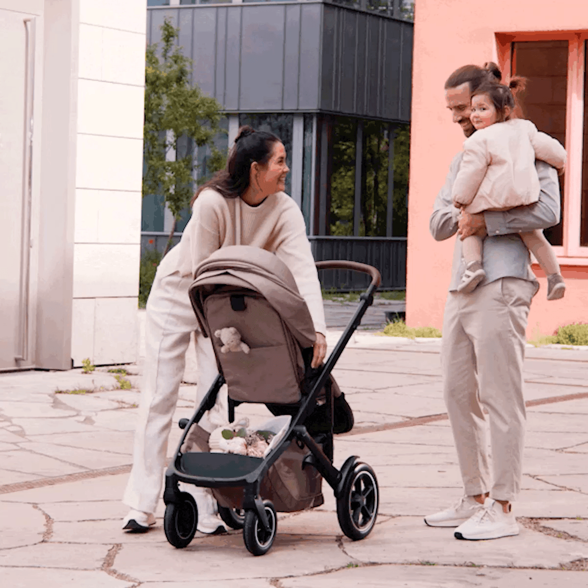 Britax Römer SMILE 5Z Kinderwagen, der die umkehrbare Sitzeinheit für wachsende Babys zeigt