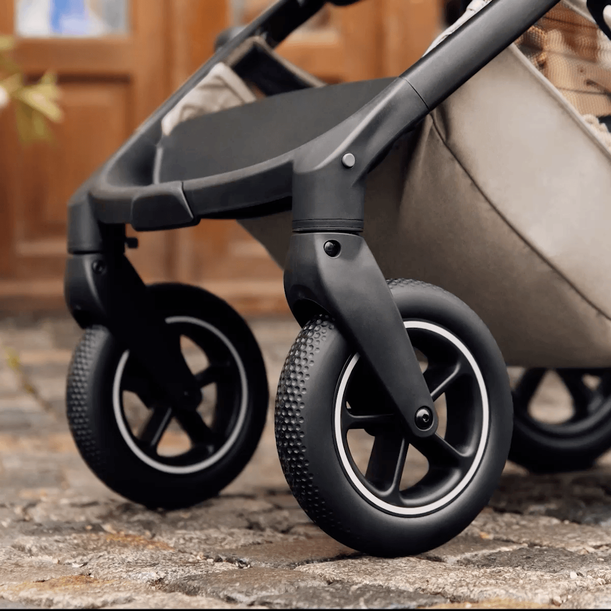 Nahaufnahme der All-Terrain-Räder des Britax Römer SMILE 5Z mit zentraler Federung