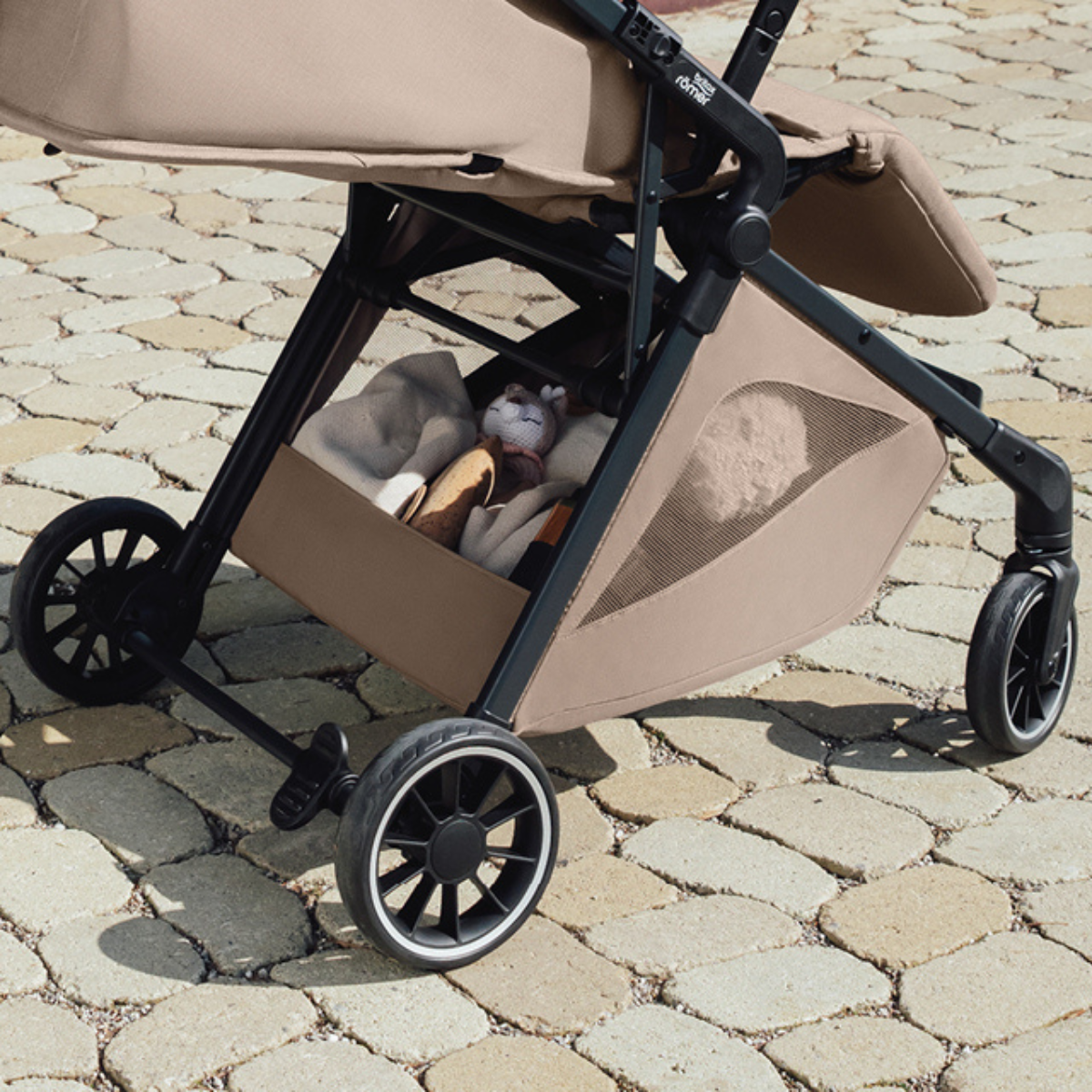 Nahaufnahme des Britax Römer TIRA Buggys mit Allradfederung für komfortable tägliche Nutzung